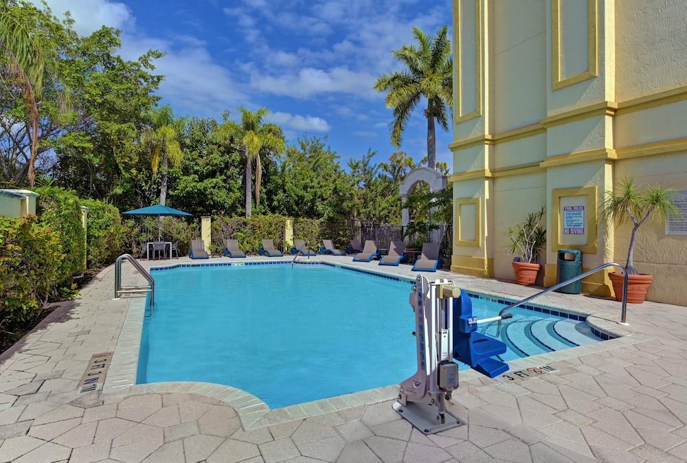 Hampton Inn Palm Beach Gardens Exterior photo